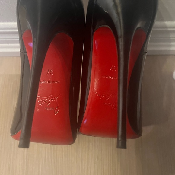 Size 6 authentic LOUBOUTIN red bottoms. - Picture 6 of 6